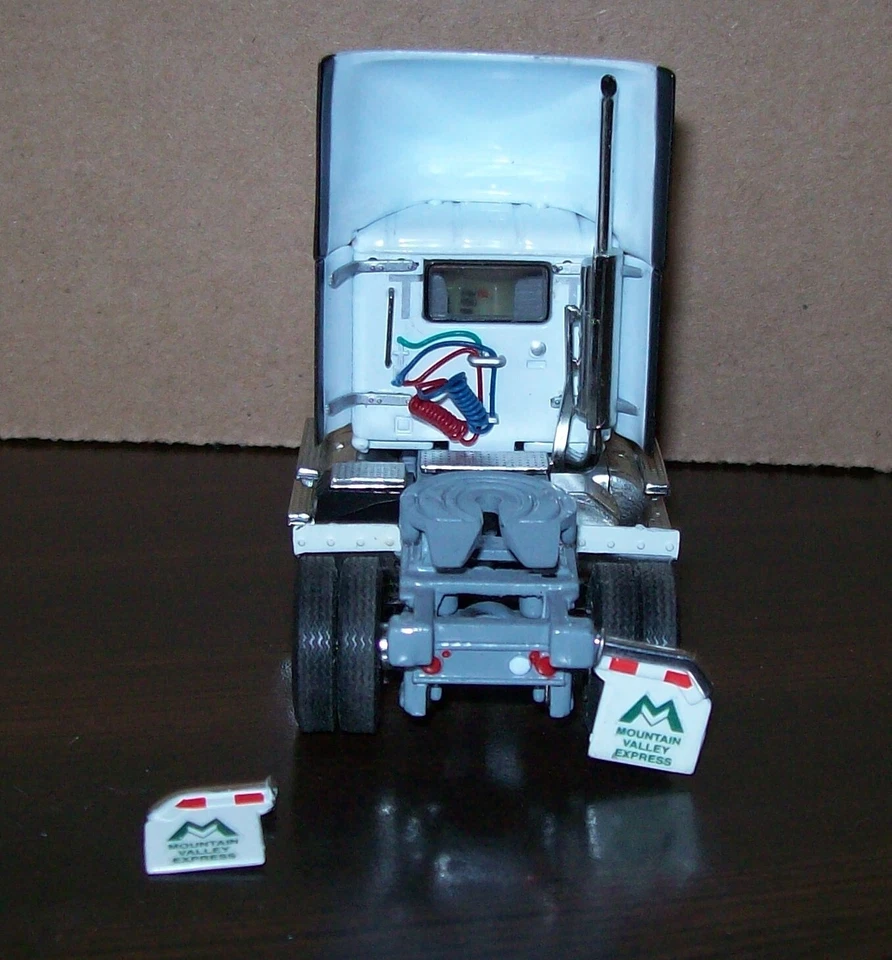 Remolque tractor internacional Mountain Valley Express doble camión 1:64 DCP Foto 4 de 4