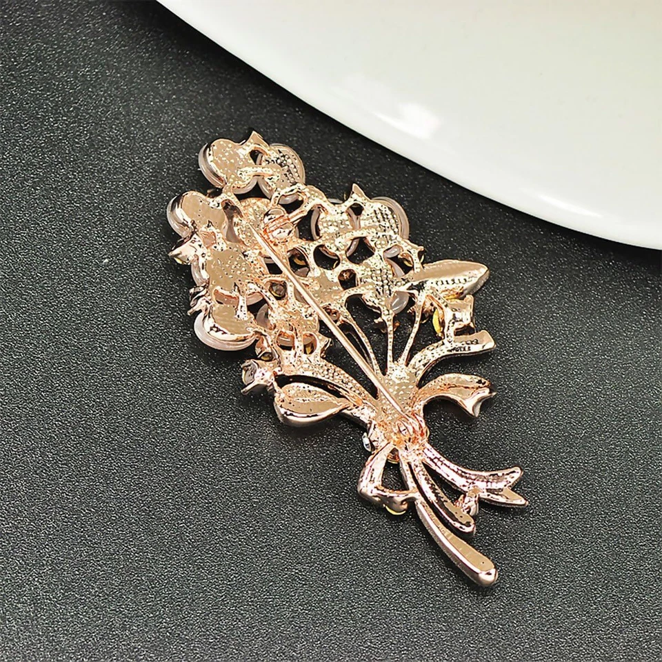 Broches de flores florales Merdia ramos de boda con hermoso ojo de gato creado Foto 4 de 4