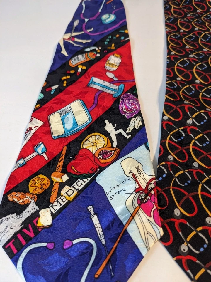 Conjunto de 4 Corbatas Temáticas Médicas Nicole Miller De Colección Años 90 Usadas en Excelente Condición Foto 3 de 4