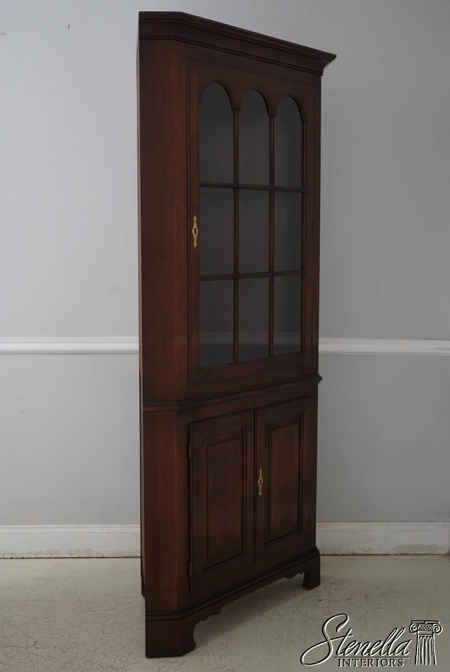 68346: Gabinete de esquina de puerta de vidrio cerezo antiguo STATTON Towne Foto 2 de 4