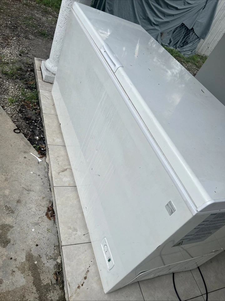 Congelador de pecho Frigidaire - 24,8 pies cúbicos de gran capacidad - blanco Foto 2 de 4