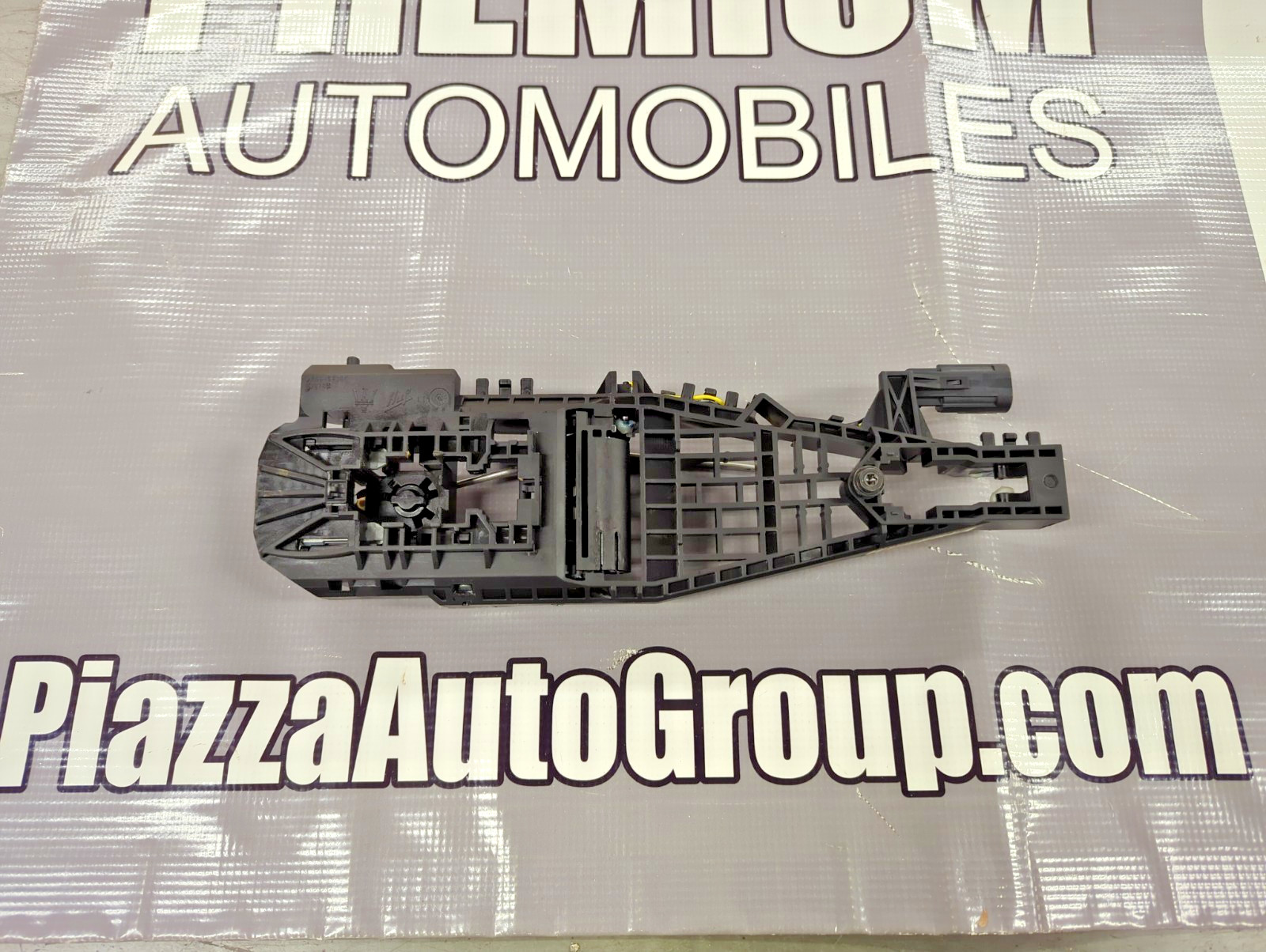 OEM Maserati L-H Outer Door Handle Retaining Bracket, Levante 17-24, 670109525