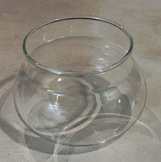 Runde Glasvase aus klarem Glas transparent freistehend Dekogefäß