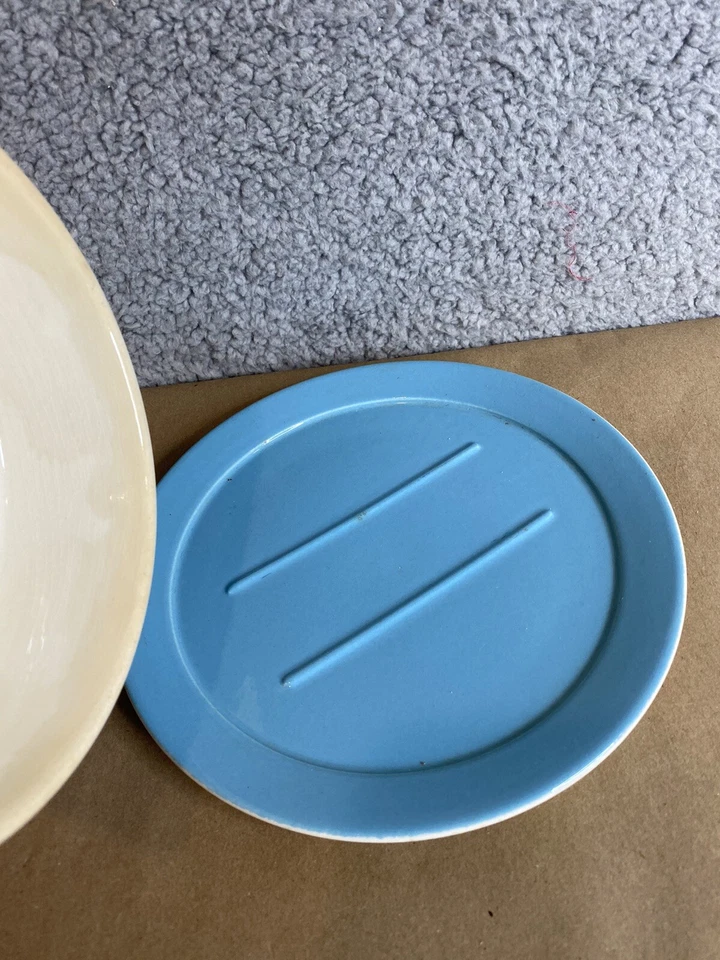 Винтажное керамическое блюдо с маслом и сыром с голубым цветочным принтом бывшее в употреблении - Изображение 2 из 4