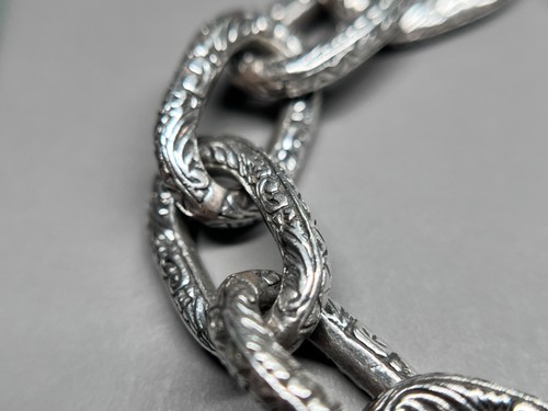 Brazalete de mujer KONSTANTINO de oro de ley y 18 quilates con 3 dijes de 7,5" - Imagen 6 de 9