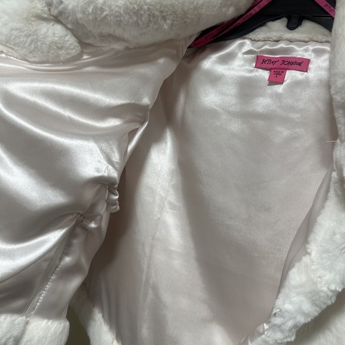 BETSEY JOHNSON Gorgeous Vintage Super Soft Ivory Faux Fur Collared Cape RARE NEW - Picture 4 of 10