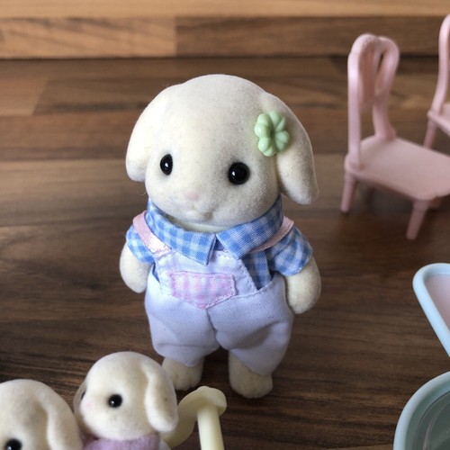 Sylvanian Families Flora Kaninchenfamilie + Immergrünmilch Kaninchen Drillinge + Futter - Bild 5 von 24