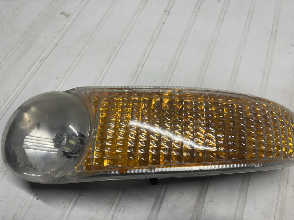 2001-2002-2003-2004-2005 GMC YUKON DENALI LUZ DE GIRO IZQUIERDA LUZ DE ESTACIONAMIENTO Foto 3 de 4