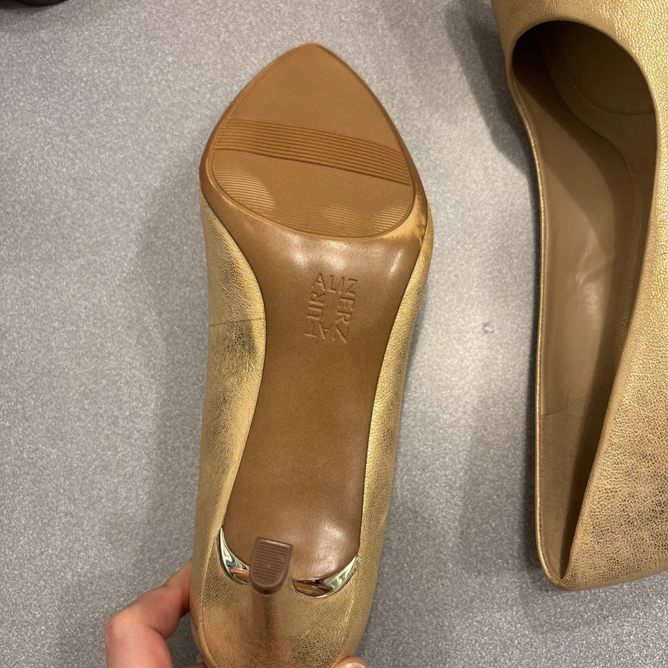 Zapatos planos Naturalizer dorados talla 9,5 para mujer Foto 2 de 4