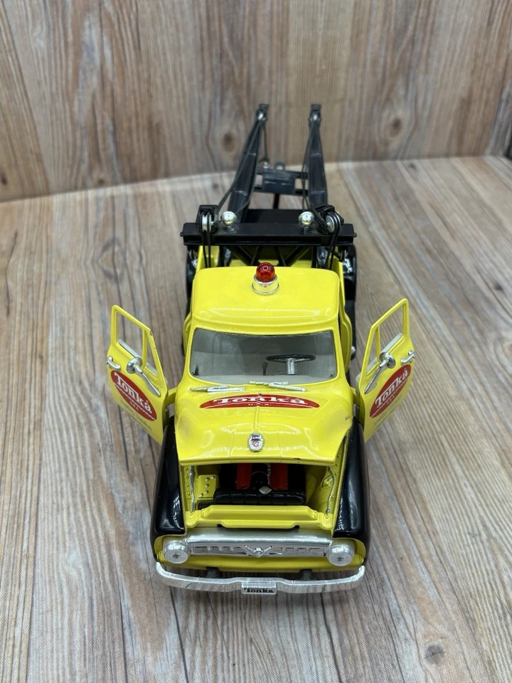 TONKA 1953 FORD F-100 TOW TRUCK    GEARBOX COLLECTIBLE   1:24 SCALE COIN BANK - Image 2 of 4