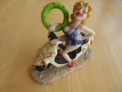 EIN GESCHENKKORP SEXY OMA IM BIKINI REITET AUF EINEM MOPED MIT EINEM GUMMIRING #C1585