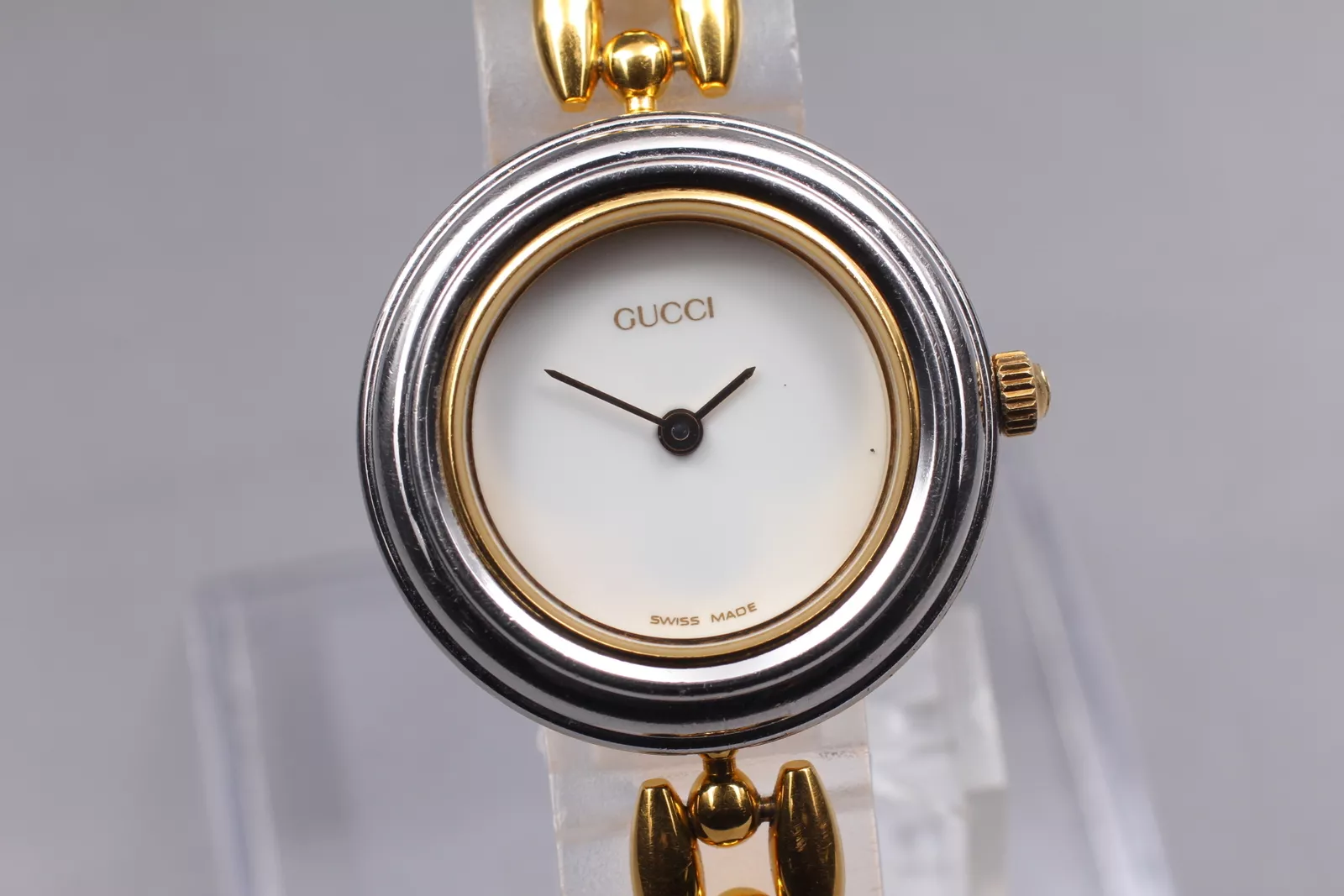 [Presque comme neuve] Montre femme à quartz GUCCI 11/12,2 lunette à changement 26 mm cadran blanc