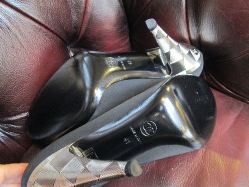 NWOB CHANEL WOMANS BLACK HIGH HEELED COURT SHOE SIZE 41 SILVER TEXTURED HEEL - Picture 8 of 12