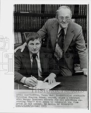 1975 Press Photo Optician Stephen Adams & lawyer Ed Davis sign contract in TN