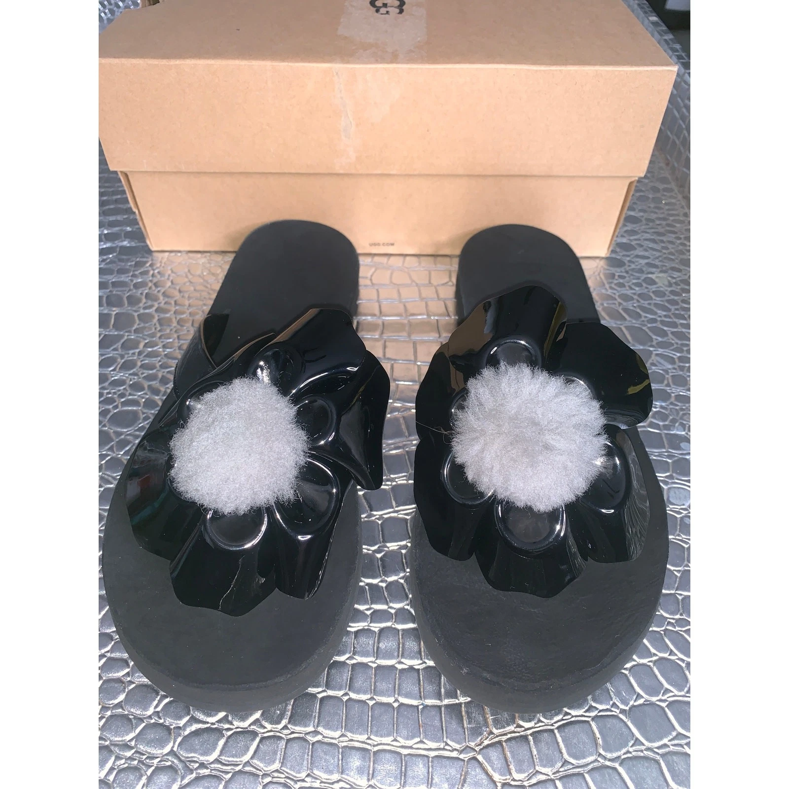 Sandali UGG neri vernice pelliccia di papavero logo pom pom fiore infradito taglia 8