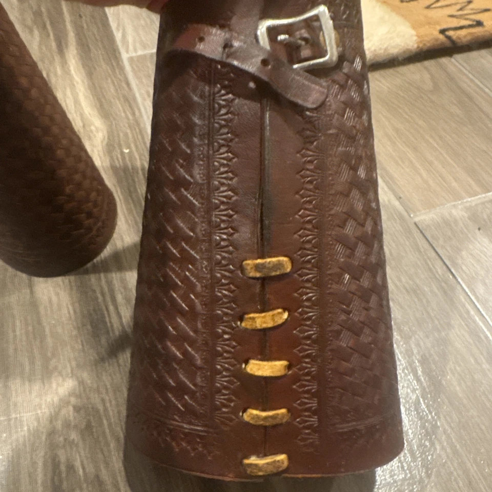 Un par de antiguos puños de vaquero de cuero mecanizado de 7,5 pulgadas. Foto 3 de 4