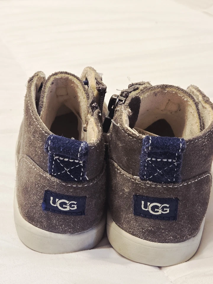 Tênis UGG Australia Kristjan Chukka canoa botas infantis tamanho 9 camurça - Imagem 4 de 4