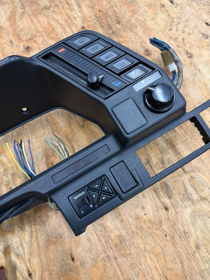 OEM SUBARU LOYALE PANEL DE CLÚSTER BISEL/CONTROLES DE AIRE ACONDICIONADO CON COLETAS Foto 3 de 4