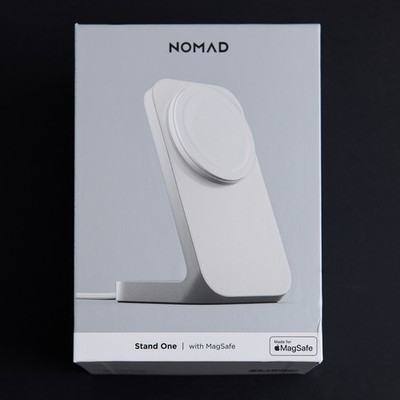 NOMAD Stand One   MagSafe für Apple iPhone 15W   Metall-Tischständer Alu-Silber