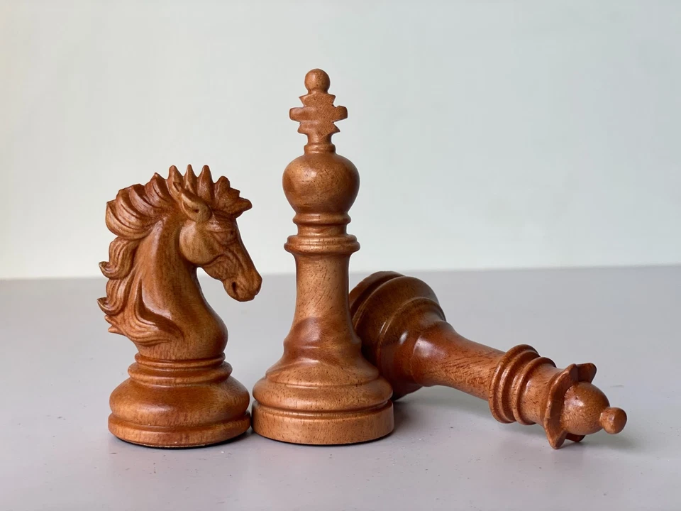 Juego de ajedrez de madera solamente - 34 piezas de ajedrez ponderadas talladas a mano, madera natural y negra Foto 3 de 4