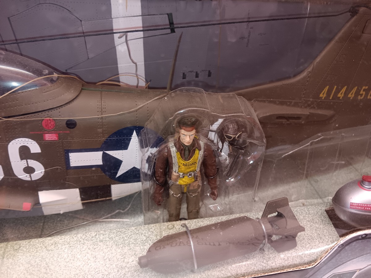 Elite Force 1/18 WWII North American P-51D Mustang Old Crow Elite Force 1/18 WWII North American P-51D Mustang Old Crow
