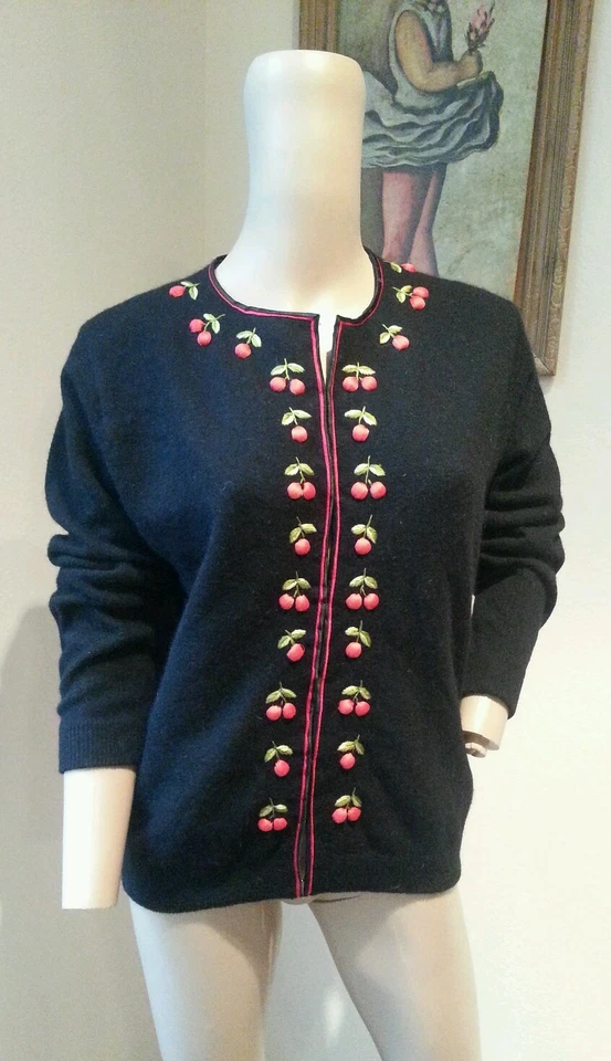 Vintage 50's Style Noir Brodé Rockabilly Pinup Cerises Pull Cardigan - Photo 1/4