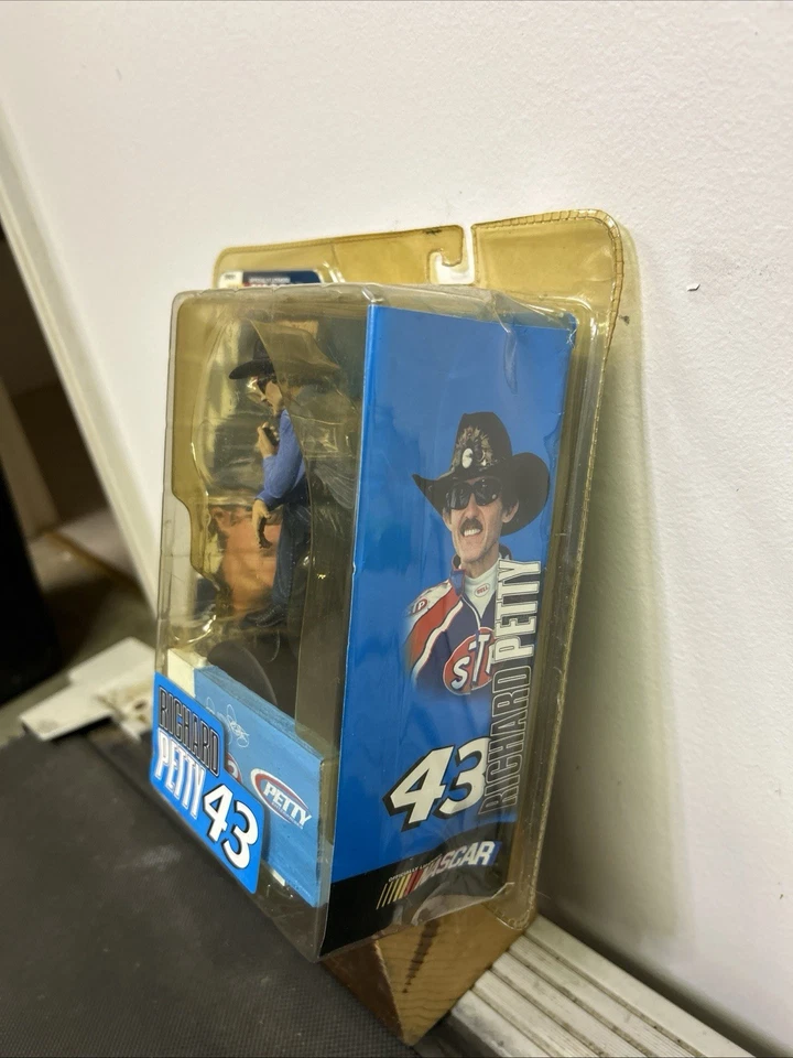 Figura de acción McFarlane Toys Richard Petty 2004 NASCAR serie 2, #43 Foto 4 de 4