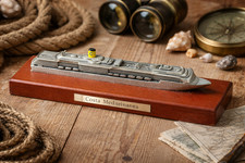 Schiffsmodell Costa Mediterranea Metall auf Holzsockel – maritimes Sammlerstück