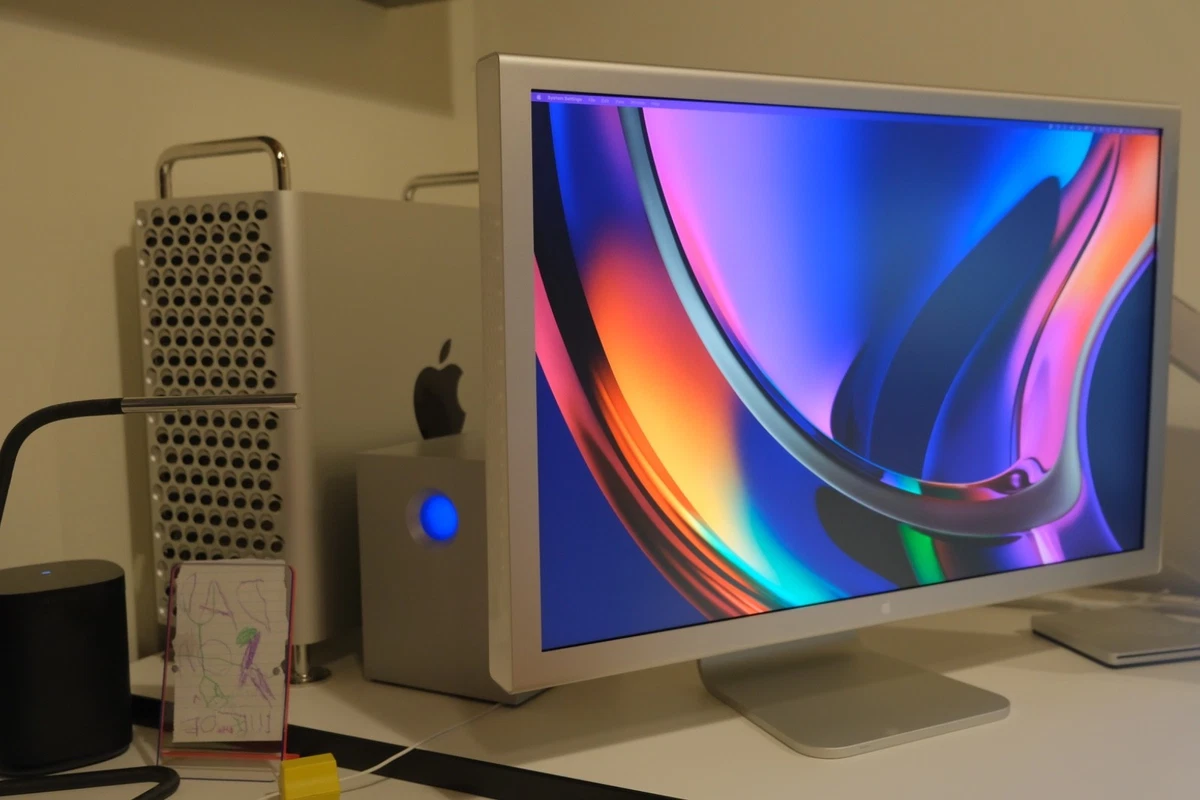 Apple Cinema Display 28 in-30.9 in Screen Computer Monitors for
