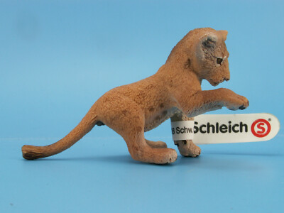 #W238 Schleich 14377 Löwenjunges, spielend   mit Fähnchen 2008   2014 / China