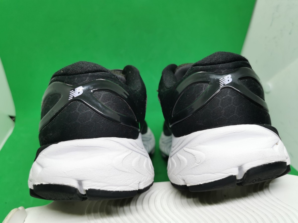New Balance Shoes Men display picture 1