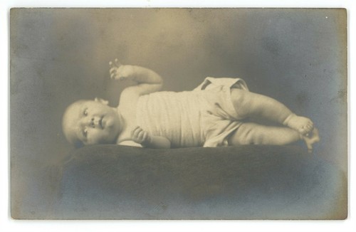 RPPC Porträt eines neugeborenen Babys posiert liegend niedliche Echtfoto-Postkarte