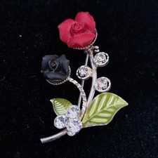 VINTAGE BLACK & RED ENAMEL ROSES ON DIAMANTE GREEN LEAF SPRAY SILVER TONE BROOCH