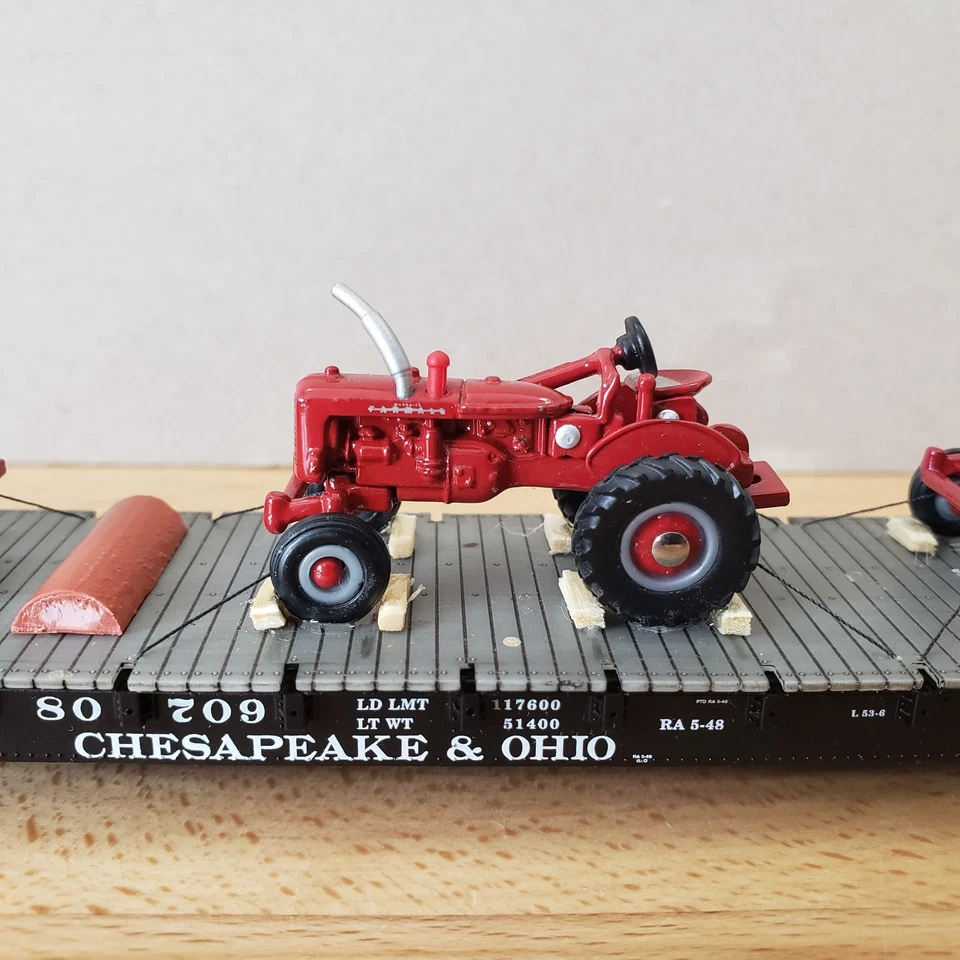 Custom Chesapeake & Ohio Flat Car with 3 Farmall Tractors 1:87 HO Scale - Image 4 of 4