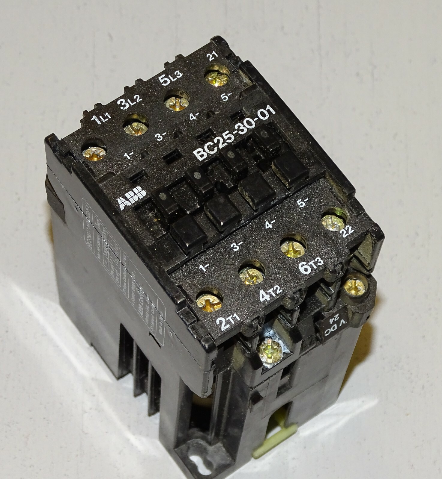 NEW ABB contactor BC25-30-01, 24 Volt DC coil, 3-pole, 1 Aux contact. BC25 relay