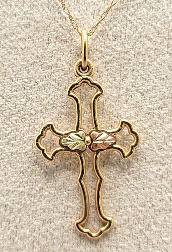 Collar Colgante Cruz Oro 10K Colinas Negras Acentos Hoja 20" Fino 10K Cadena Oro - Imagen 3 de 9