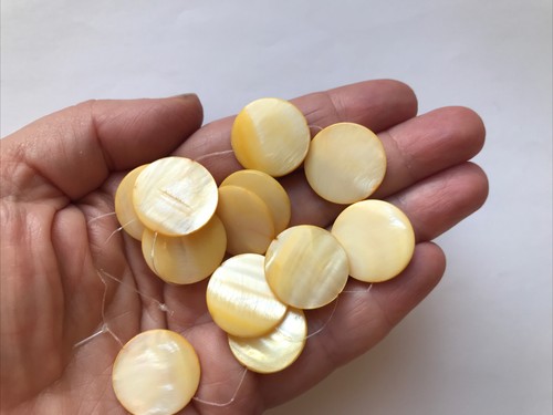 12 Mother of Pearl MOP Shell Circle Disc Beads Charms 20mm Yellow Jewellery - Picture 9 of 11