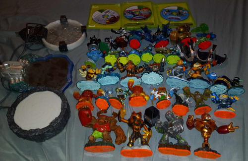 2 jeux Skylanders Wii avec deux socles ainsi que 8 figurines