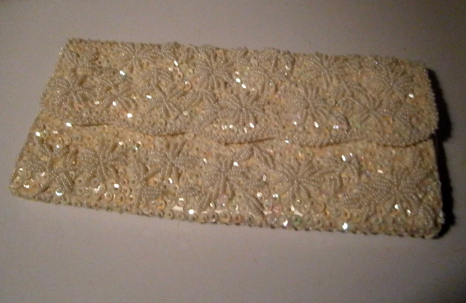 Bolso sin asas de noche de colección marca Star blanco crema satinado con cuentas lentejuelas Hong Kong Foto 3 de 4