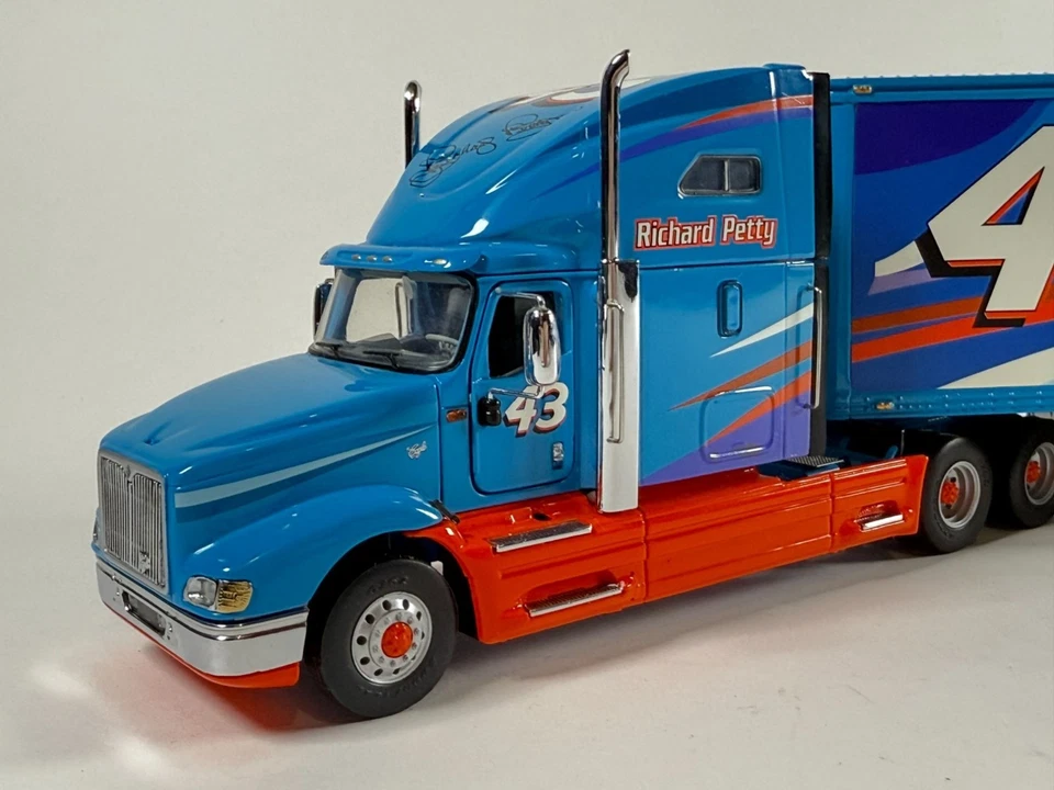 Franklin Mint 1:43 Richard Petty #43 STP Team Transport Truck Diecast Hauler - Image 3 of 4