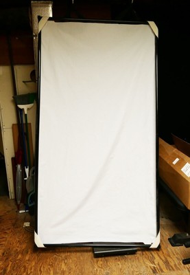 Large white diffuser w/collapsible frame (42''x80'')