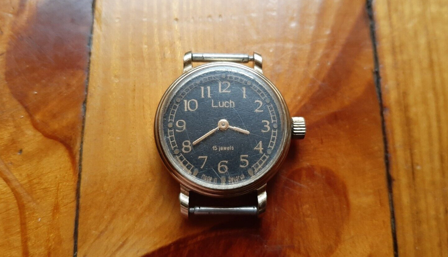 Women's wristwatch Luch mechanism caliber 1801.1 made in Belarus 1990s 15 jewels