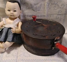 E-Z Corn Popper Hand Crank Metal Vintage Red Handled Stove Popcorn 