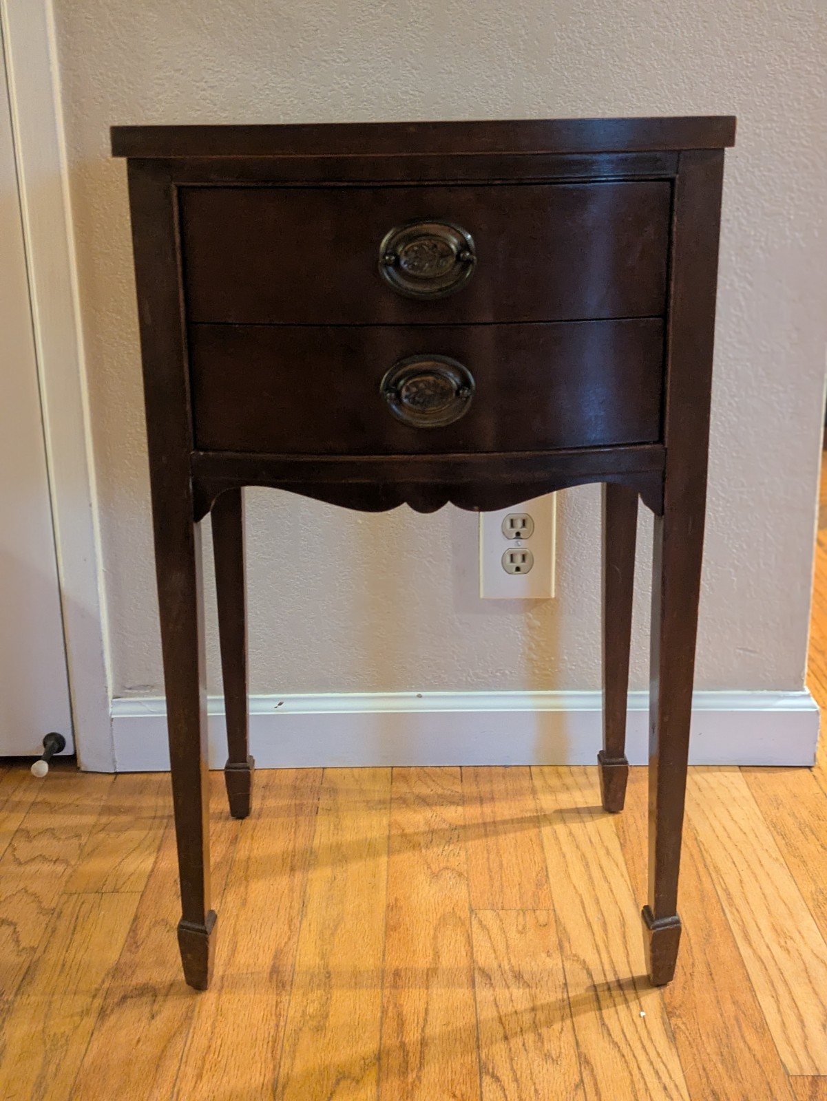 Antique Thomasville Mohagany Nightstand 