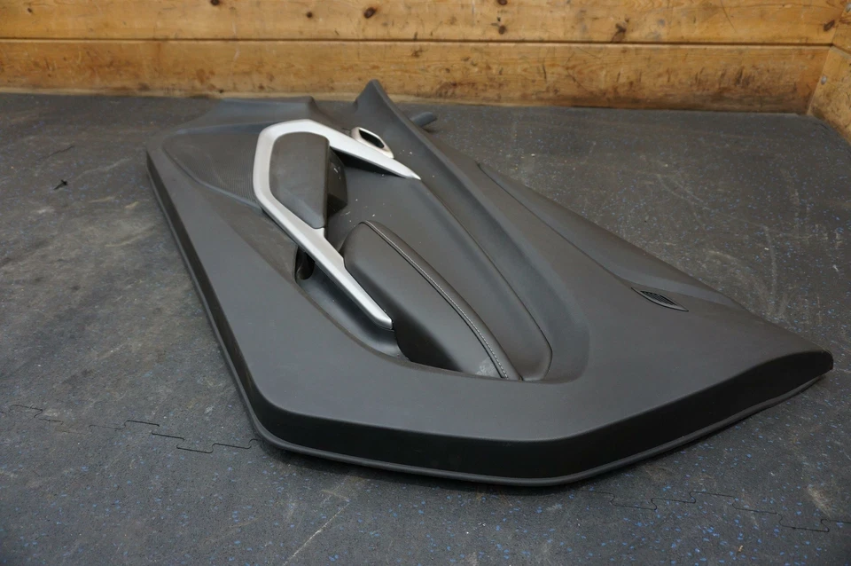 Panel de moldura de tarjeta de puerta de pasajero derecho negro 84084193 OEM Chevrolet Camaro 2018 Foto 4 de 4