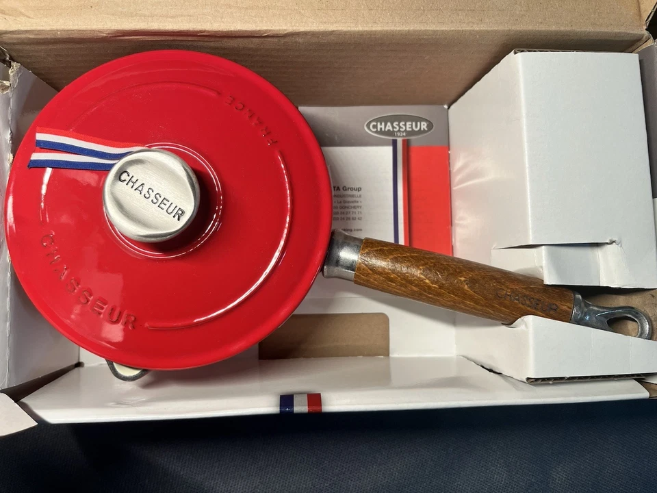 Cacerola de hierro fundido Chasseur 1,3 cuartos - Acabado esmalte rojo - Utensilios de cocina franceses de lujo Foto 3 de 4