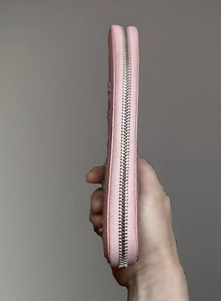 Cartera sin asas Jimmy Choo Philippa de cuero rosa con tachuelas de estrella largas cremallera completa Foto 3 de 4