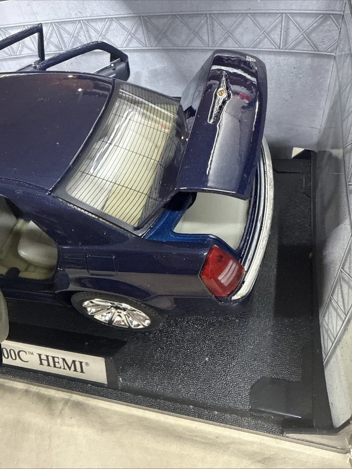 Fairfield 2005 Chrysler 300 Hemi C 1:18 Scale Diecast Model Car Blue 73155 - Image 3 of 4