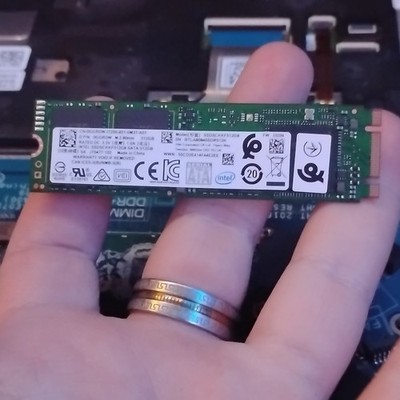 Intel SSDSCKKF512G8 512GB M.2 2280 SATA III Internal SSD 550/500MB/s