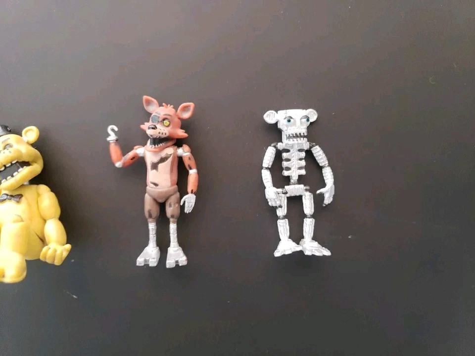 Conjunto de bonecos de vinil Five Nights At Freddy's 2" 1 esqueleto Chica Foxy Golden Freddy - Imagem 2 de 3